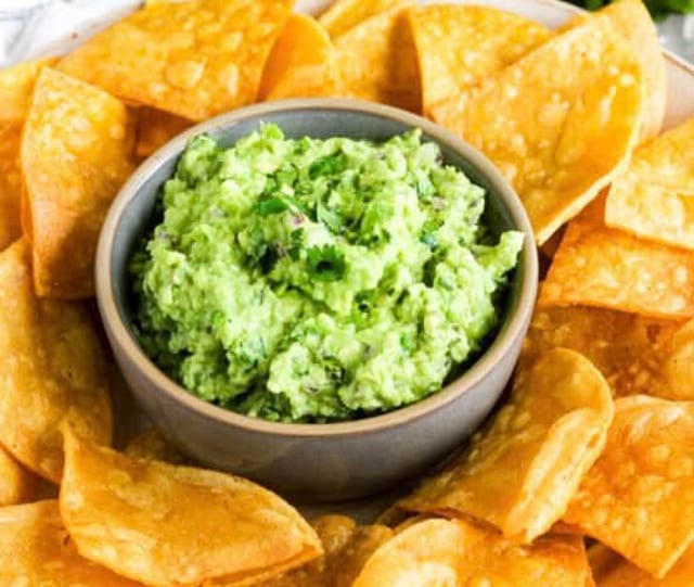 16 Oz (1lb) Guacamole / 4 Small Chips.