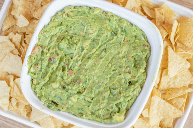 32oz (2lbs) Guacamole / 8 Small Chips.