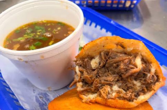 One (1) Quesabirria Gordita Tray.