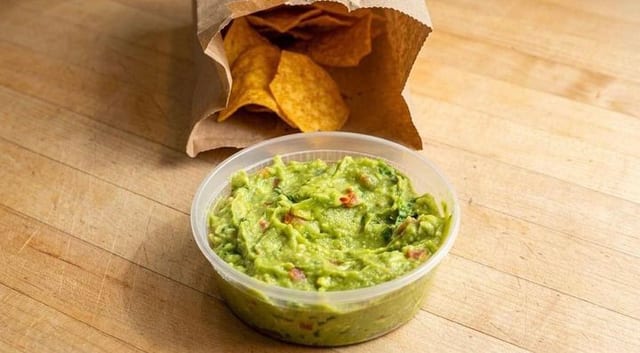8oz Guacamole / 2 Small Chips.